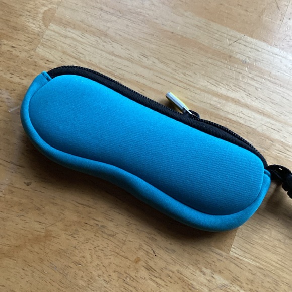 Skechers Teal Zippered Kids Glasses Pouch with Carabiner Clip - Picture 2 of 3